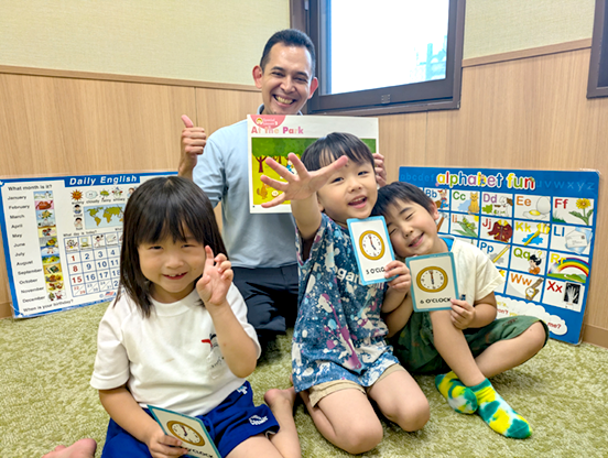 イーオンキッズ小倉校では、講師が楽しく英会話を身につけるお手伝いをします。
