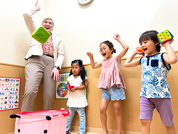 イーオンキッズ大橋校のスタッフは、生徒様の学習を力強くサポートします。
