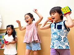イーオンキッズ大橋校のスタッフは、生徒様の学習を力強くサポートします。