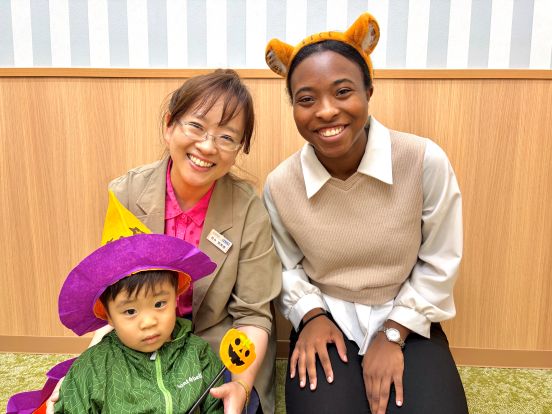 イーオンキッズ姪浜校では、優しい外国人の先生と楽しく英語でハロウィンを楽しんでいます。