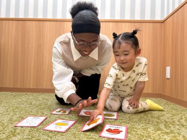 イーオンキッズ姪浜校では、カードを使って楽しく英語に触れることができます。