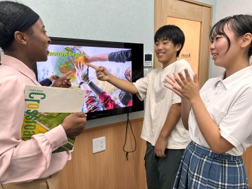イーオンキッズ姪浜校では、外国人の先生と楽しくレッスンしております。