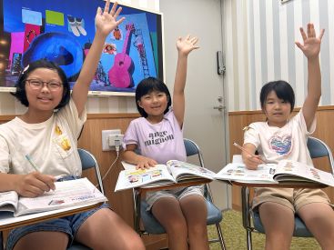 イーオンキッズ姪浜校では、外国人の先生と楽しくレッスンしております。