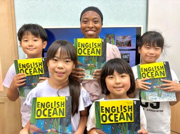 イーオンキッズ姪浜校では、お友達と外国人の先生と楽しくレッスンしております。