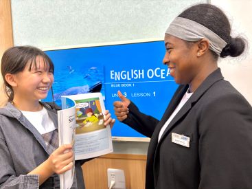 イーオンキッズ姪浜校では優しい先生との会話を通して、英語を話す自信が持てるようになります。