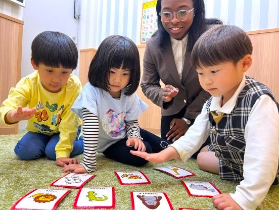 イーオンキッズ姪浜校では、講師が英会話の上達をしっかりサポートします。