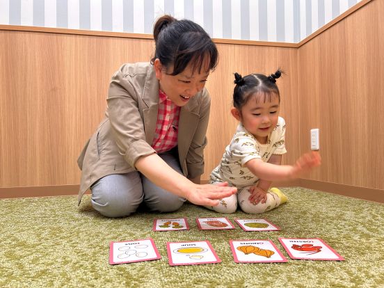 イーオンキッズ姪浜校では、カードで遊びながら英語を覚えることができます。