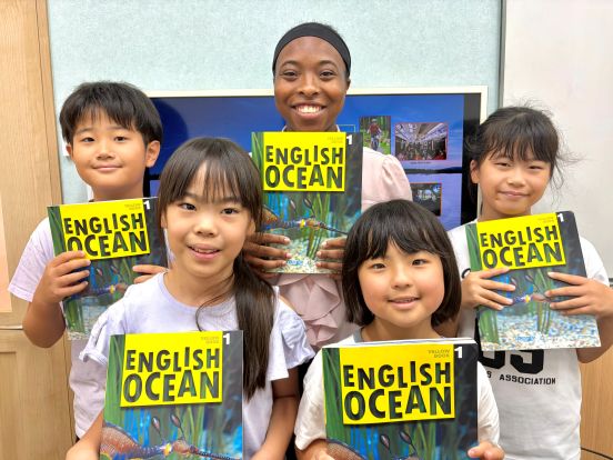 イーオンキッズ姪浜校では、優しい外国人の先生と楽しく英語が話せるようになります。