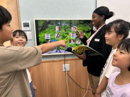 イーオンキッズ姪浜校では、沢山の小学生の皆様にもお通い頂いております。