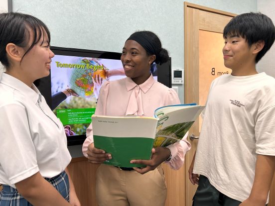 イーオンキッズ姪浜校では、中学生のお子様も楽しく英語を話しています。