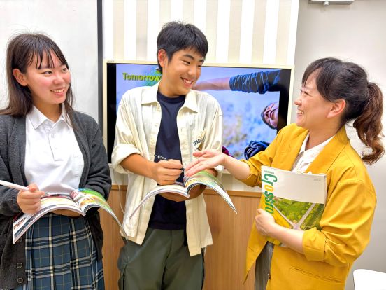 イーオンキッズ姪浜校では、中学生のお子様も楽しく英語を話しています。