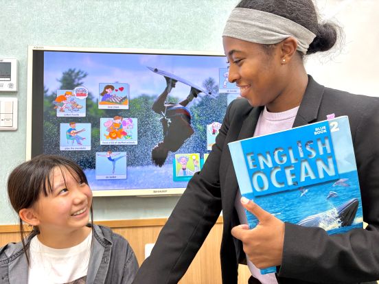 イーオンキッズ姪浜校では、優しい先生ときれいな教室で楽しく英語を学ぶことができます。