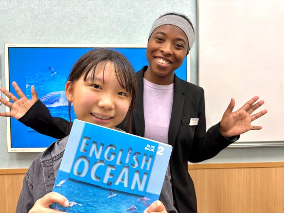 イーオンキッズ姪浜校では、優しい外国人の先生と楽しく英語が話せるようになります。