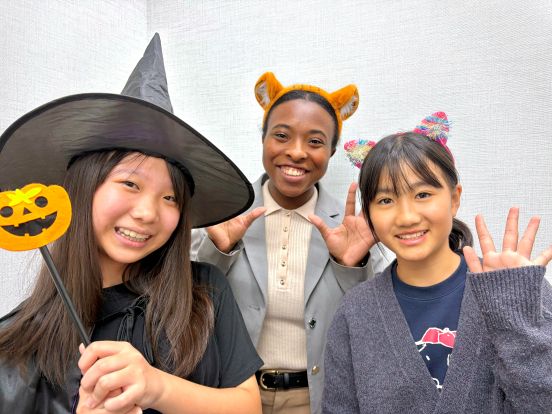 イーオンキッズ姪浜校では、優しい先生ときれいな教室でハロウィンのイベントも楽しみました。