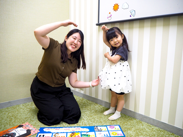 イーオンキッズ二日市校では、講師がお子様の笑顔とやる気を引き出して英語デビューを応援します。