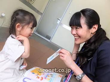 イーオンキッズいわきラトブ校の講師が、お子様の上達を丁寧にサポートいたします。