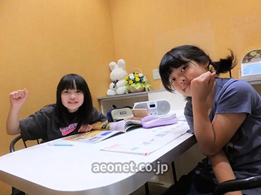 イーオンキッズいわきラトブ校の自宅学習スペースで、お子様が自主学習している様子。