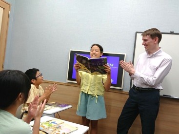 イーオンキッズいわきラトブ校の、お子さんの発話を促すレッスン。