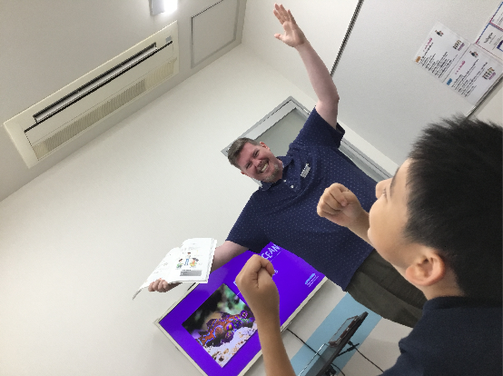 イーオンアティ郡山校の楽しい小学生クラス風景3。