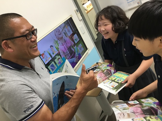 イーオンアティ郡山校の楽しい小学生クラス風景。