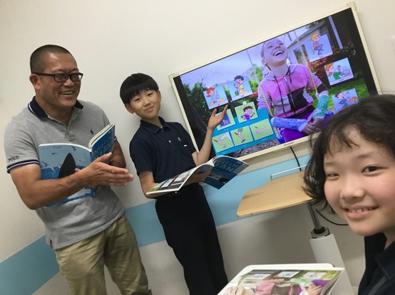 イーオンアティ郡山校の楽しい小学生クラス風景。