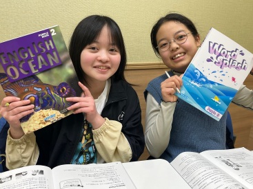 イーオンキッズいわきラトブ校の自宅学習スペースで、お子様が自主学習している様子。