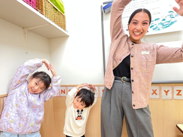 イーオンキッズ各務原校の講師が、お子様の英会話力アップを全力で応援します。