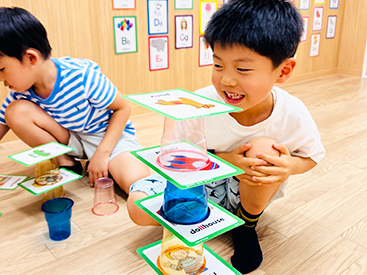 イーオンキッズ多治見校では、講師が英会話の上達をお子様に合わせて楽しくサポートします。