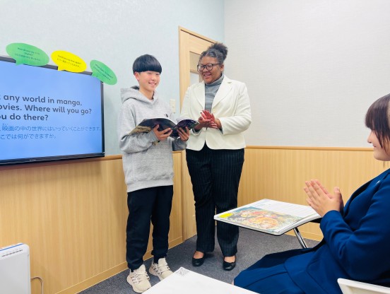 イーオンキッズ多治見校のスタッフは、生徒様の成長をしっかり支えます。