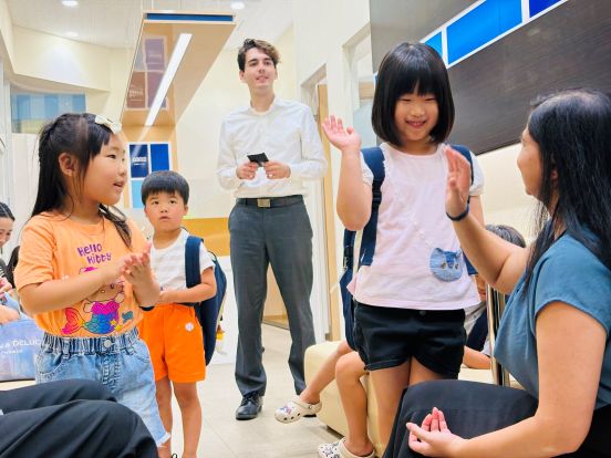イーオンキッズアクアウォーク大垣校なら、外国人講師と楽しく英語に触れることができます。
