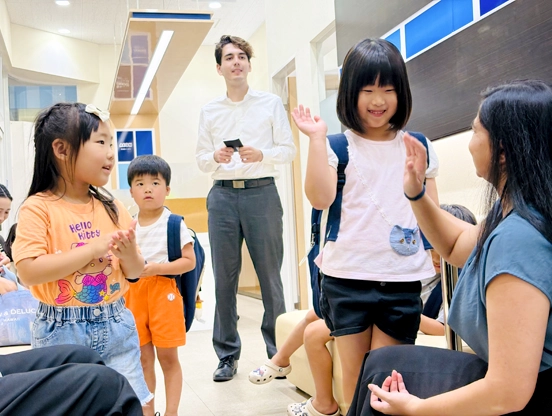 イーオンキッズアクアウォーク大垣校なら、外国人講師と楽しく英語に触れることができます。