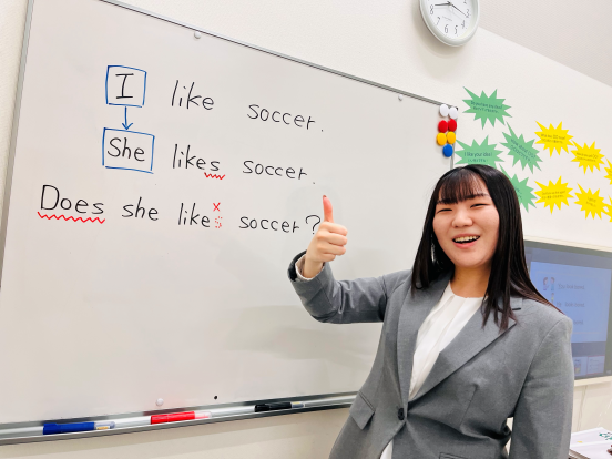 イーオンキッズ各務原校では、英会話だけではなく、文法も一緒に学べます。