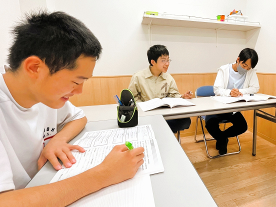 英会話イーオン各務原校では、学校のテスト対策もできます。