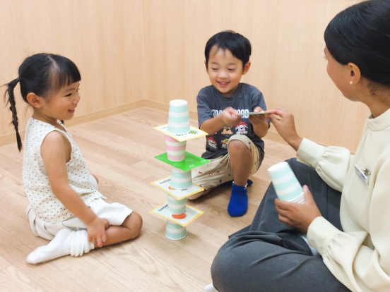 英会話イーオン各務原校の幼児クラスは、体をたくさん動かしながら英語を学べます。
