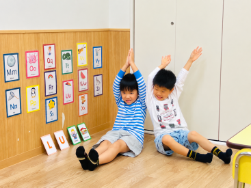 イーオンキッズ多治見校では、講師が英会話の上達をお子様に合わせて楽しくサポートします。
