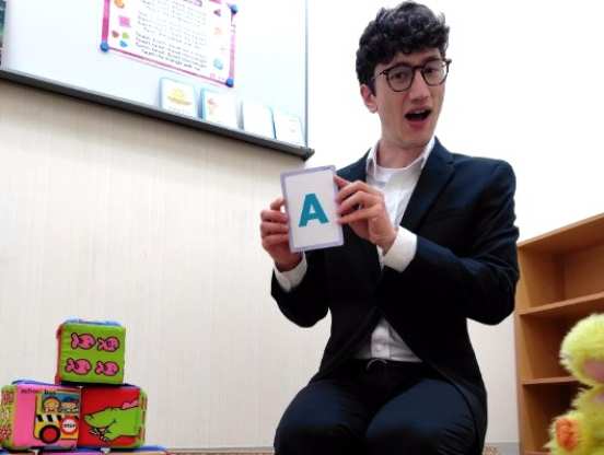イーオンキッズ前橋校のDylan先生と英語でたのしくゲームしたりジェスチャーしたり！