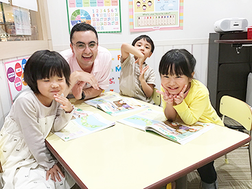 イーオンキッズ広島T-SITE校では、講師が楽しく英会話を身につけるお手伝いをします。