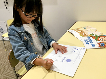 イーオンキッズ広島T-SITE校のスタッフは、生徒様の学習を力強くサポートします。