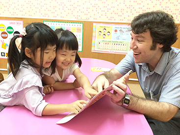 イーオンキッズ楽々園校の講師は、親しみやすく明るい雰囲気です。