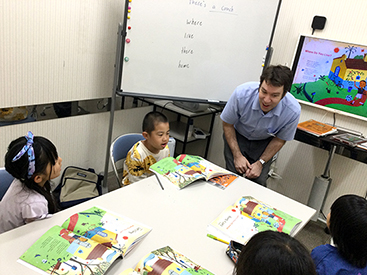 イーオンキッズ楽々園校の講師が、お子様の英会話力アップを全力で応援します。