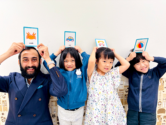 イーオンキッズエキシティ広島校では、小学生クラスから自身の考えを発表する時間があります。