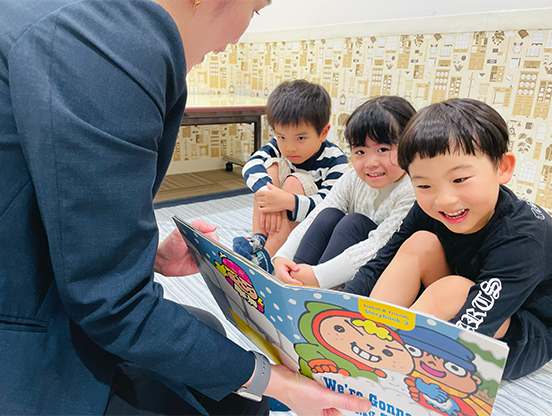 イーオンキッズエキシティ広島校の幼児クラスでは、アクティビティで楽しく英会話を身に付けます。