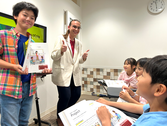 イーオンキッズエキシティ広島校では、小学生クラスから自身の考えを発表する時間があります。