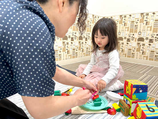 イーオンキッズエキシティ広島校の幼児クラスでは、アクティビティで楽しく英会話を身に付けます。
