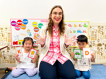 イーオンキッズエキシティ広島校の講師が、お子様の英会話力アップを全力で応援します。