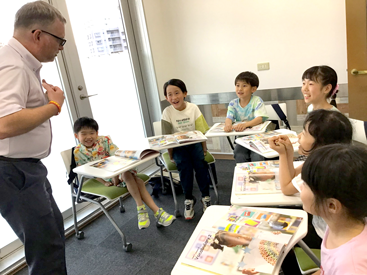 イーオンキッズ緑井スカイステージ校の小学生クラスは会話＋文法が人気。