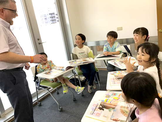 イーオンキッズ緑井スカイステージ校の小学生のレッスン。