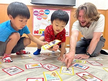 イーオンキッズ緑井スカイステージ校の講師陣が、お子様の英会話力向上をお手伝いします。