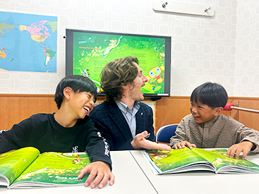 イーオンキッズ緑井スカイステージ校の小学生クラスは会話＋文法が人気。