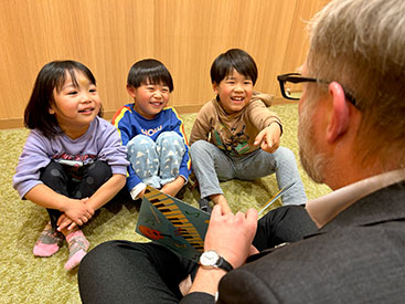 イーオンキッズ緑井スカイステージ校の講師陣が、お子様の英会話力向上をお手伝いします。